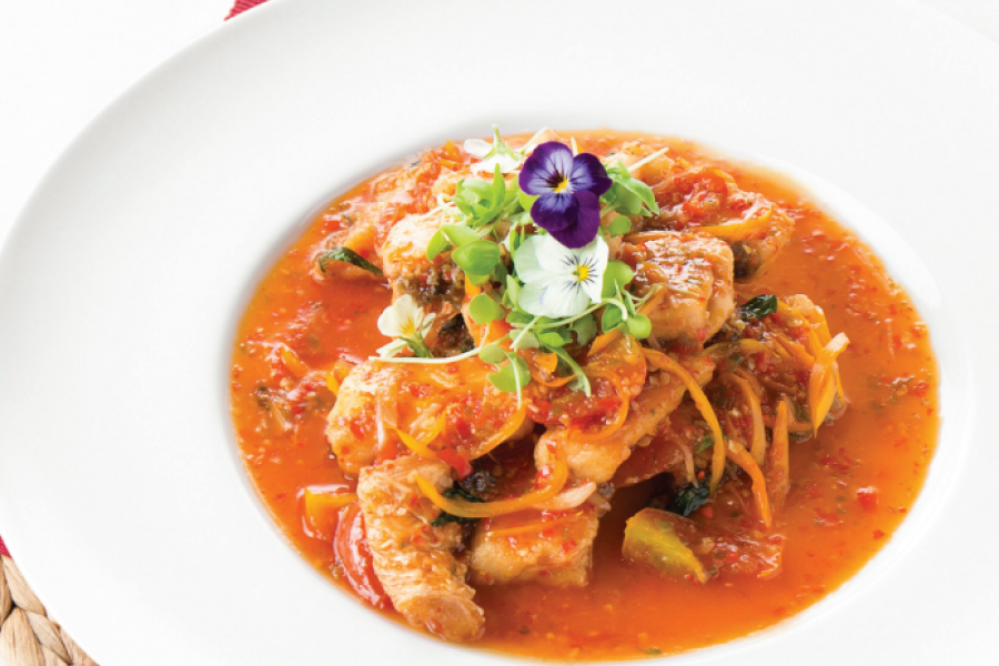 ปลาทอดผัดซอสพริกใบโหระพา