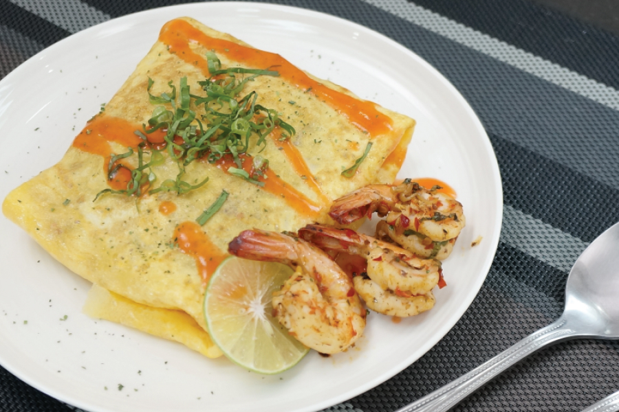 媽媽冬蔭功蝦仁炒麵配蛋捲