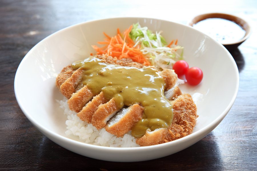 ทงคัตสึไก่ทอด ราดซอสมัสมั่น